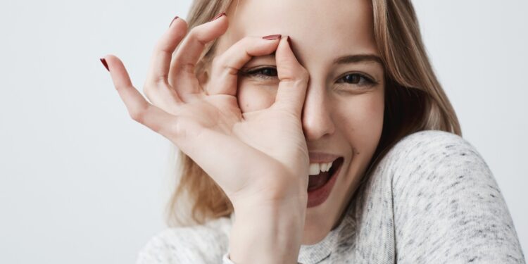 O acompanhamento oftalmológico é fundamental para avaliar a saúde ocular e indicar a lente mais adequada para cada pessoa. Foto: Magnific