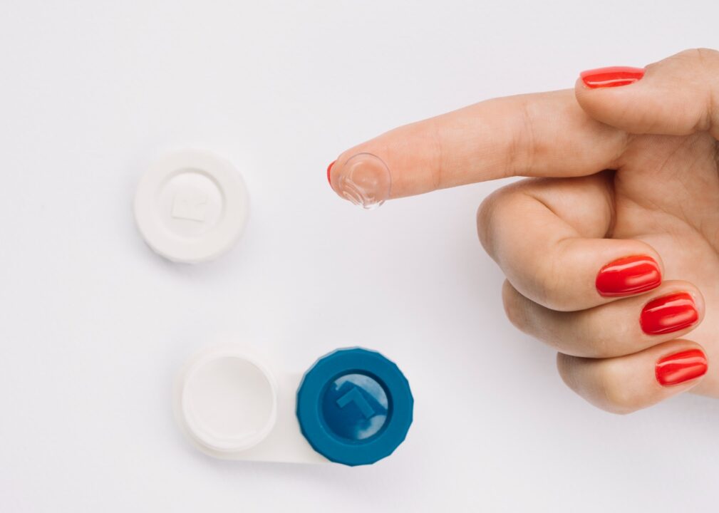 Outro cuidado essencial envolve a limpeza e o armazenamento corretos das lentes. Foto: Magnific
