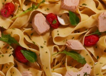 Pappardelle caprese com atum
