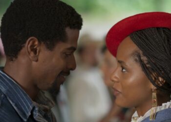 Alika (Duda Santos) e Tonho (Ronald Sotto) em 'A Nobreza do Amor' - Crédito: Reprodução/Globo