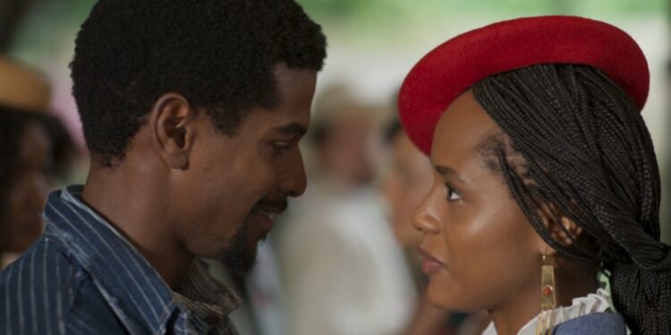 Alika (Duda Santos) e Tonho (Ronald Sotto) em 'A Nobreza do Amor' - Crédito: Reprodução/Globo