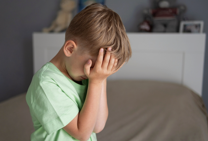 Confira a conexão entre telas e o abuso sexual infantil. Foto: Magnific