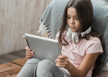 Confira a conexão entre telas e o abuso sexual infantil. Foto: Magnific
