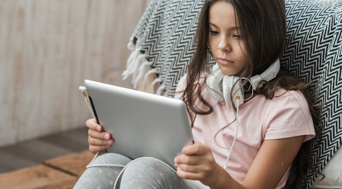 Confira a conexão entre telas e o abuso sexual infantil. Foto: Magnific