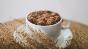 Bolo de caneca proteico com whey fica pronto em 1 minuto e salva o lanche da tarde