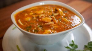 Esse caldo de camarão com leite de coco vai virar o favorito do seu inverno