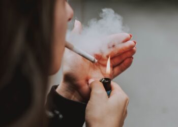 Saiba como o cigarro sabota a sua beleza e acelera o envelhecimento - Crédito: FreePik