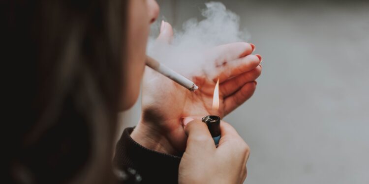 Saiba como o cigarro sabota a sua beleza e acelera o envelhecimento - Crédito: FreePik