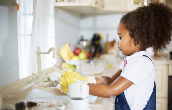 Como a criança pode ajudar em casa? Foto: FreePik