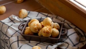 Pão de queijo de tapioca na Airfryer: receita com apenas 3 ingredientes pronta em minutos