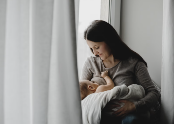 Como manter a amamentação após voltar ao trabalho? Foto: FreePik