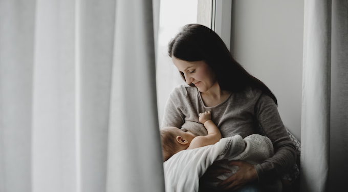 Como manter a amamentação após voltar ao trabalho? Foto: FreePik