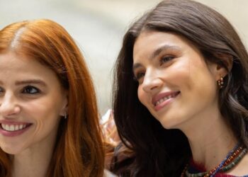 Juquinha (Gabriela Medvedovsky) e Lorena (Alanis Guillen) em 'Três Graças' - Reprodução/Globo