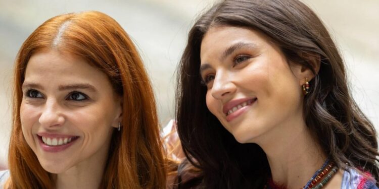 Juquinha (Gabriela Medvedovsky) e Lorena (Alanis Guillen) em 'Três Graças' - Reprodução/Globo