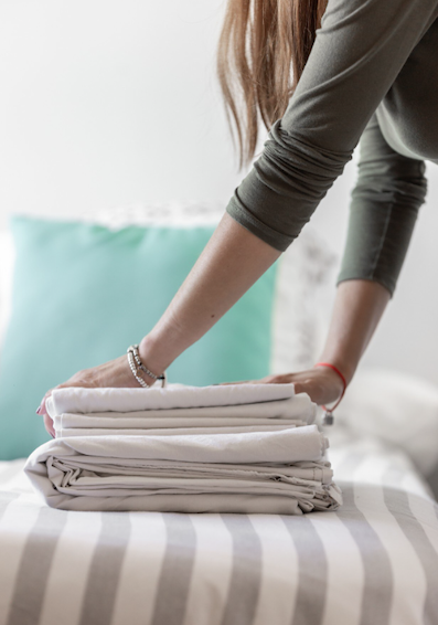 Qual é a frequência ideal para trocar a roupa de cama? Foto: FreePik