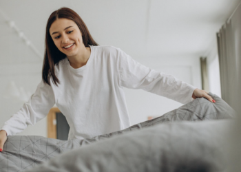 Qual é a frequência ideal para trocar a roupa de cama? Foto: FreePik