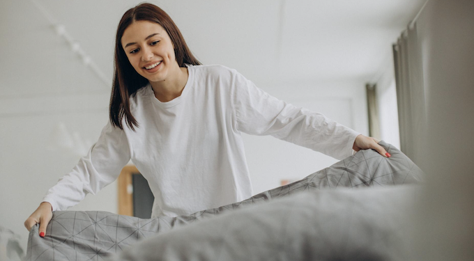 Qual é a frequência ideal para trocar a roupa de cama? Foto: FreePik