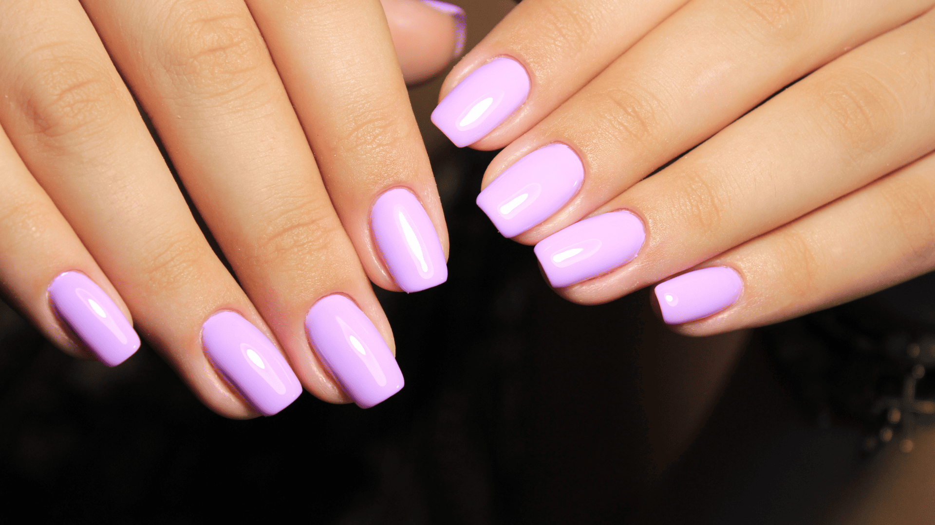 Alguns cuidados ao fazer as unhas em casa podem deixá-las bonitas por mais tempo e proporcionar um acabamento uniforme. Crédito: Canva