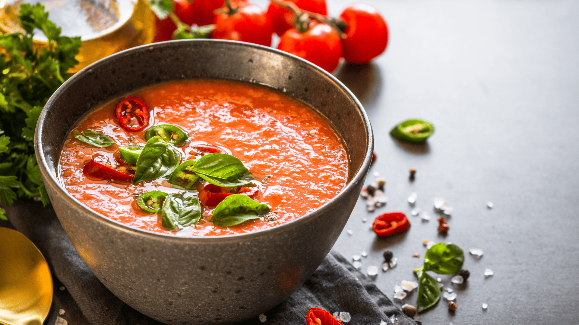 Aprenda a dica dos chefs para fazer um molho de tomate caseiro perfeito e sem acidez. Crédito: Canva