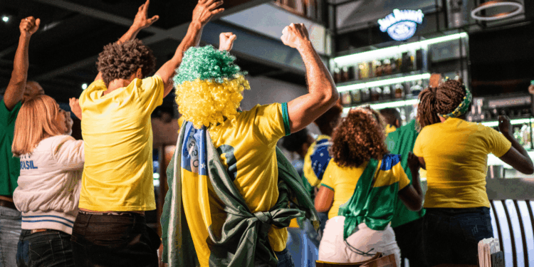 Assistir à Copa do Mundo. Crédito: Canva