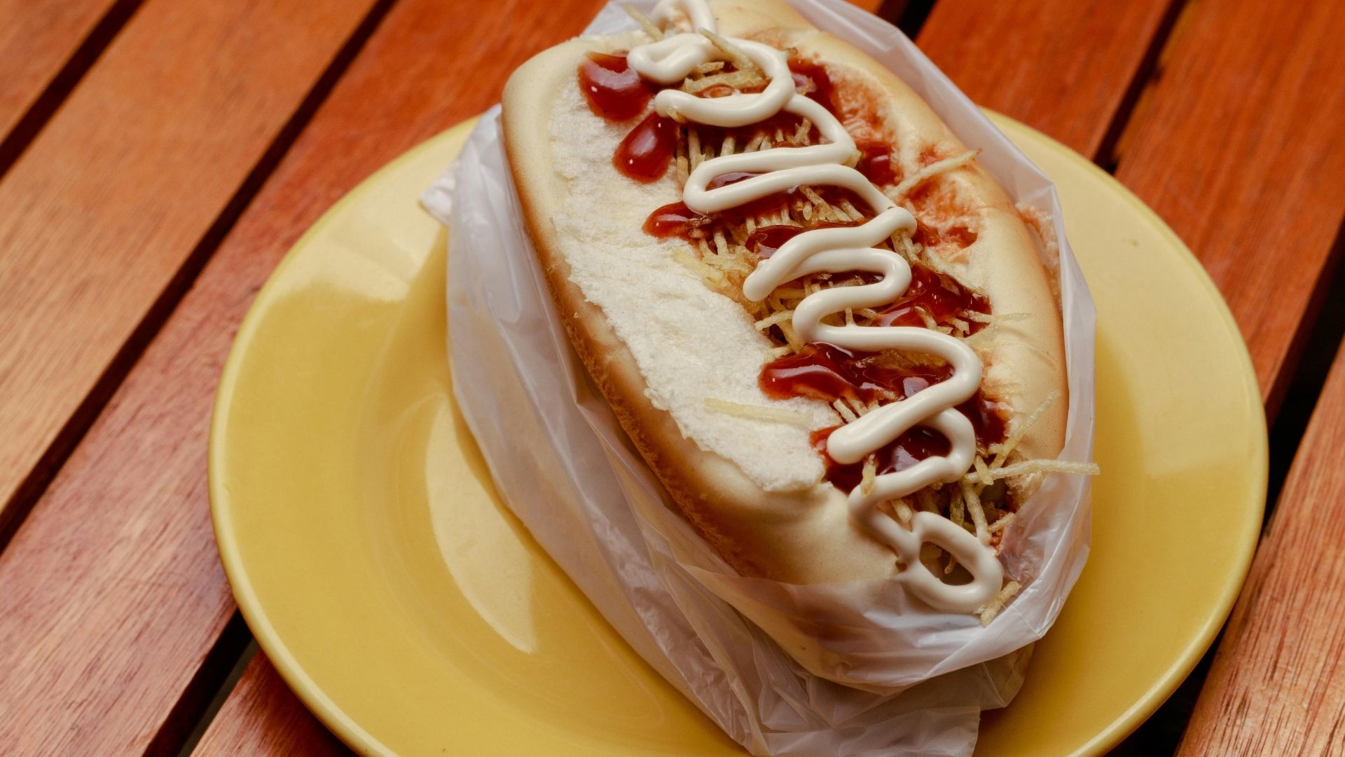 Cachorro-quente de hambúrguer; veja a receita criada por Lázaro Ramos