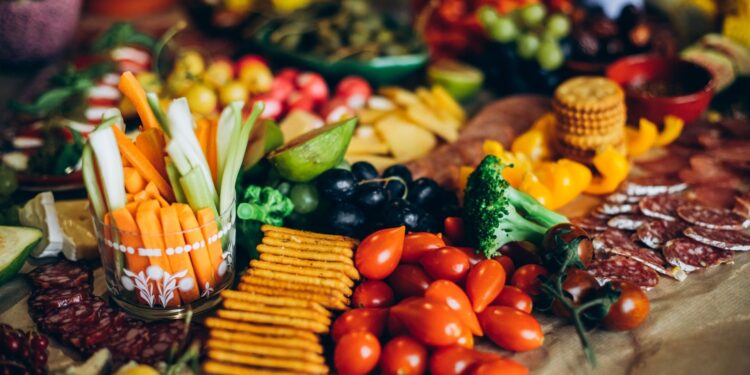 Nutricionista ensina trocas inteligentes para você trocar o salgadinho industrializado por petiscos deliciosos, crocantes e que dão muita energia! - Canva Equipes/Irina Novikova de Pexels