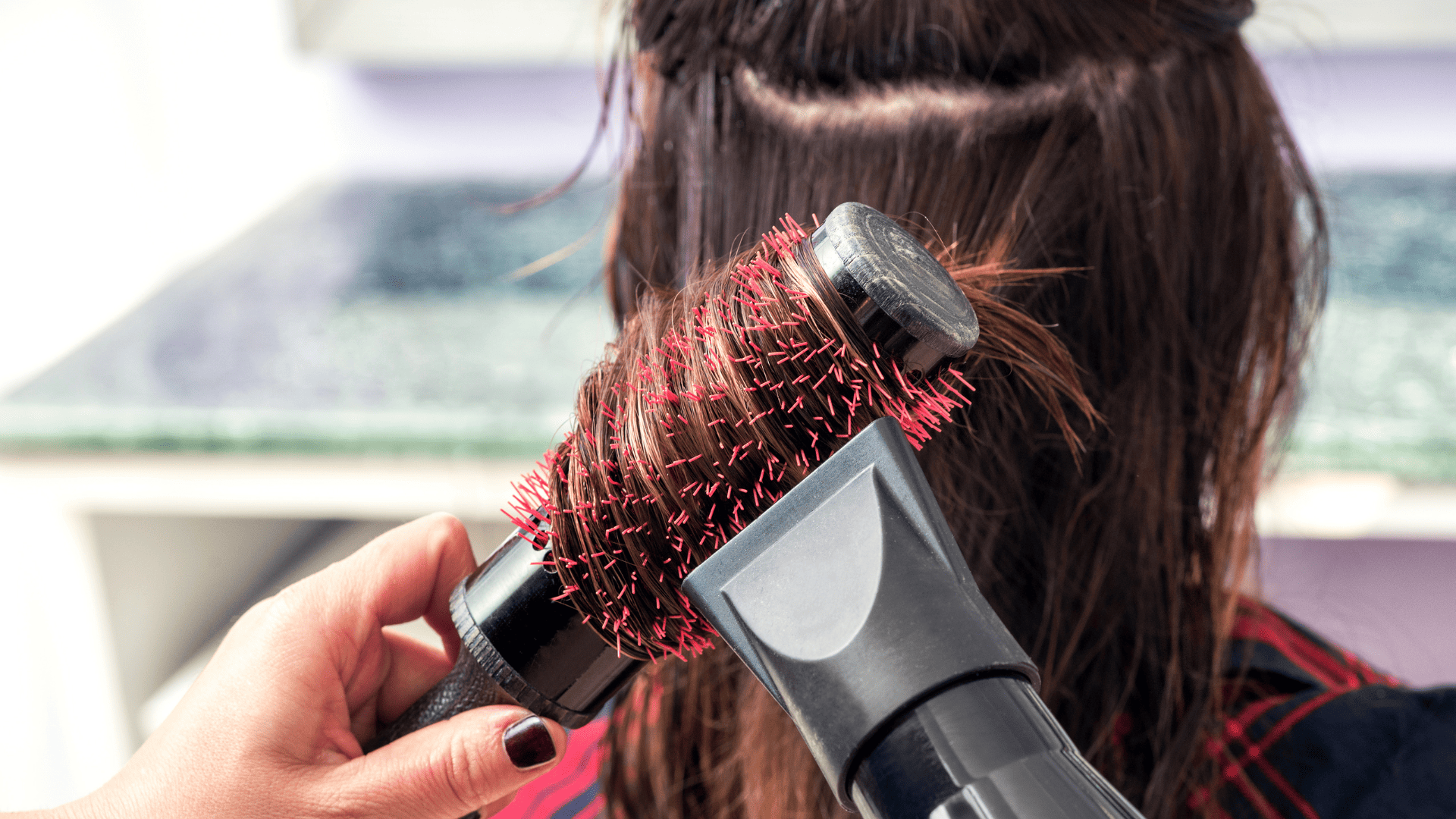 Cabelo saudável no inverno guia para usar o secador sem quebrar os fios. Crédito: Canva