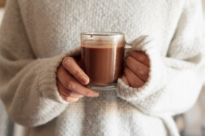 A bebida perfeita para o frio? Veja como fazer o chocolate quente viral do TikTok