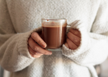 A bebida perfeita para o frio? Veja como fazer o chocolate quente viral do TikTok. Crédito: Canva