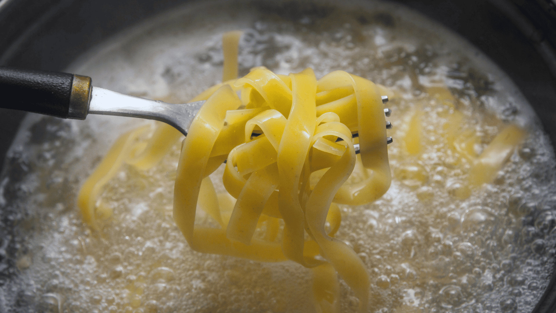 Como acertar o ponto do macarrão Dicas infalíveis para deixar a massa al dente de verdade. Crédito: Canva