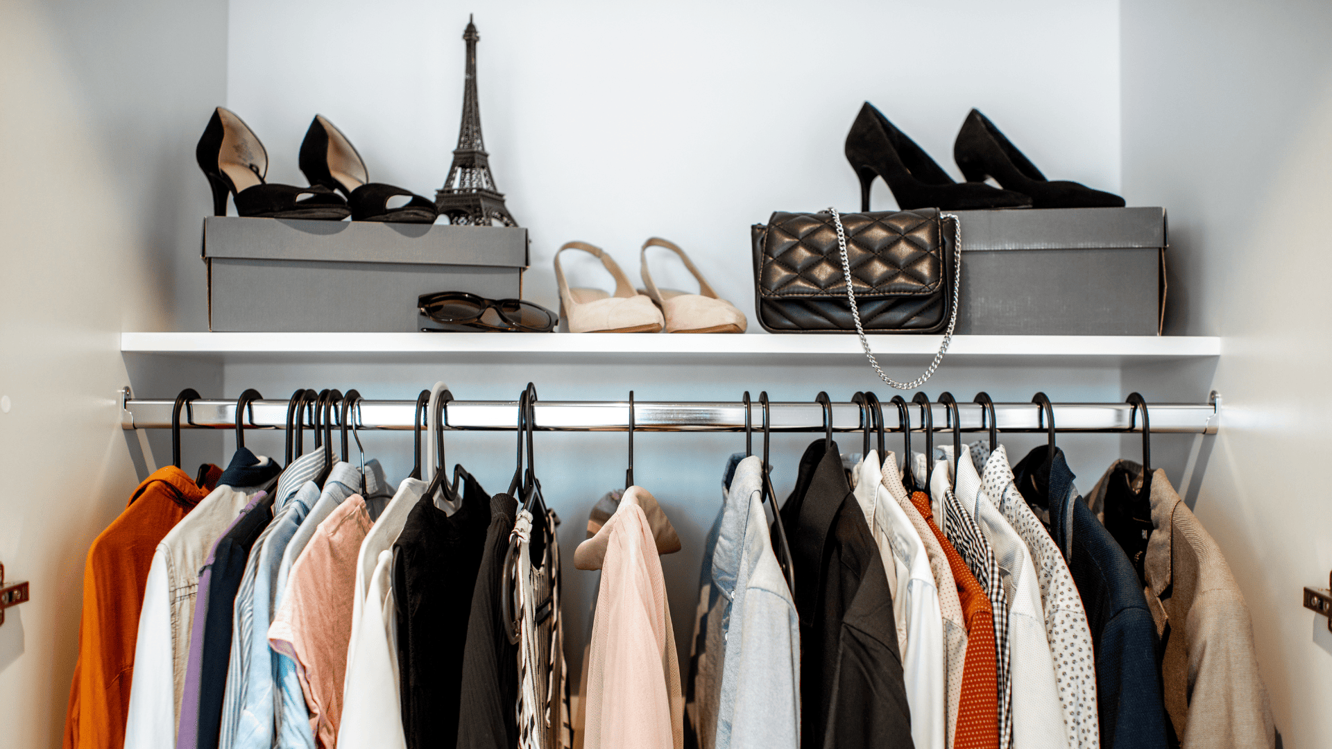 Como manter o guarda-roupa organizado 6 dicas práticas para acabar de vez com a bagunça. Crédito: Canva