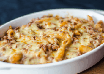 Macarrão com cheddar e carne moída. Crédito: Canva