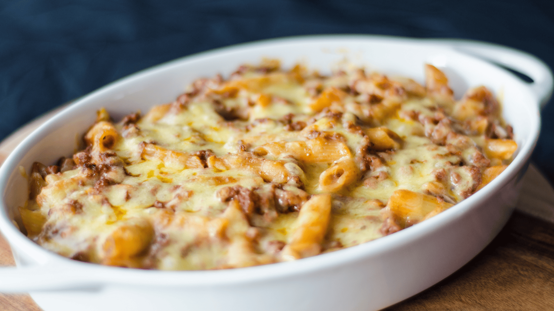 Macarrão com cheddar e carne moída rápido para um almoço de última hora