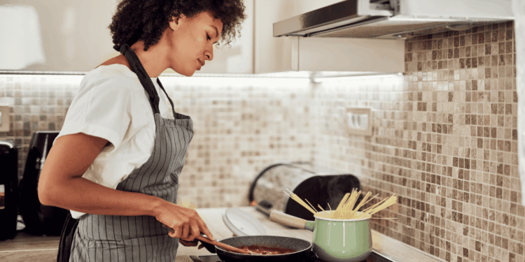 Economizar tempo na cozinha. Crédito: Canva