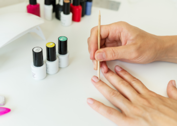 Fazer as unhas em casa. Crédito: Canva