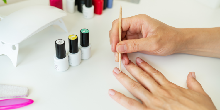 Fazer as unhas em casa. Crédito: Canva