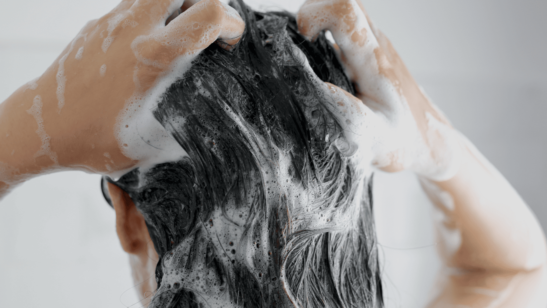 Mitos sobre cabelo 5 crenças populares que você precisa parar de seguir hoje mesmo. Crédito: Canva