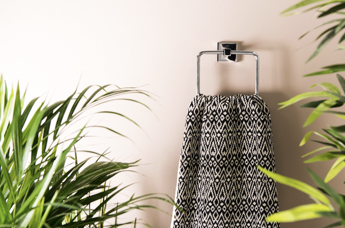 Descubra como decorar o cômodo mais esquecido da casa com opções lindas, fáceis de cuidar e que sobrevivem até com pouca luz natural. Foto: Magnific