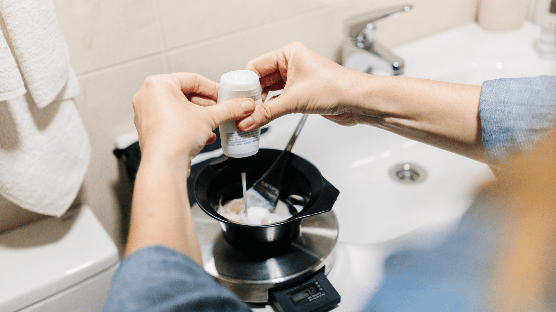 Vai pintar o cabelo em casa Conheça os erros mais comuns e evite manchas nos fios. Crédito: Canva