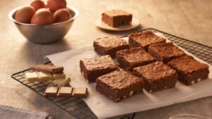 Brownie de três chocolates é a sobremesa prática para adoçar o dia