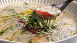 Caldo verde cremoso para aquecer os dias frios de inverno