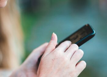 Controle de redes sociais é violência contra a mulher? Pesquisa traz alerta - Crédito: pexels/Erik Mclean