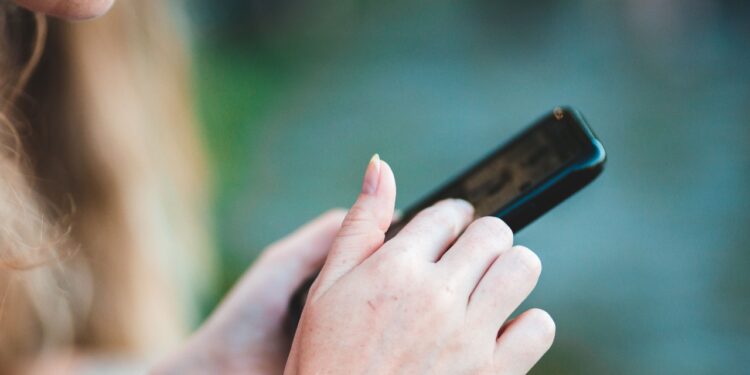 Controle de redes sociais é violência contra a mulher? Pesquisa traz alerta - Crédito: pexels/Erik Mclean