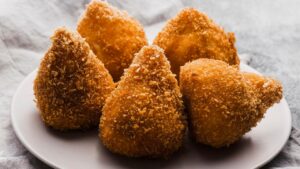 Coxinha com massa de aipim é opção prática para ver o jogo do Brasil