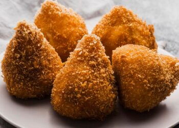 Coxinha com massa de aipim