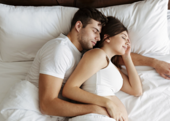 Dormir de conchinha faz bem? Foto: Magnific