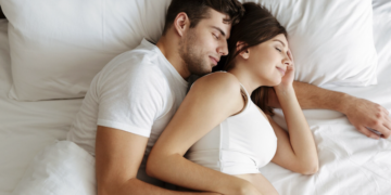 Dormir de conchinha faz bem? Foto: Magnific