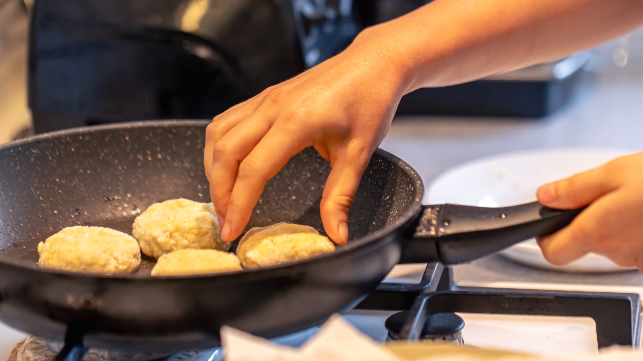 Evitar que alimentos grudem na panela