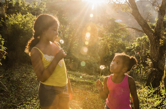 Férias de julho e autismo: veja dicas para não passar perrengues com seu filho. Foto: Magnific