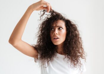 Frizz e fios arrepiados: o que fazer para manter o cabelo alinhado - Crédito: FreePik